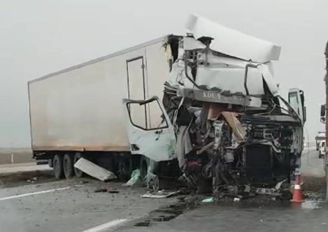 Konya'da TIR'lar çarpıştı! 1